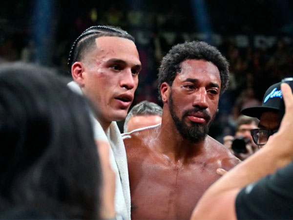 Demetrius Andrade (kanan) dan David Benavidez setelah pertaruangan mereka di Las Vegas. (Foto: Showtime)