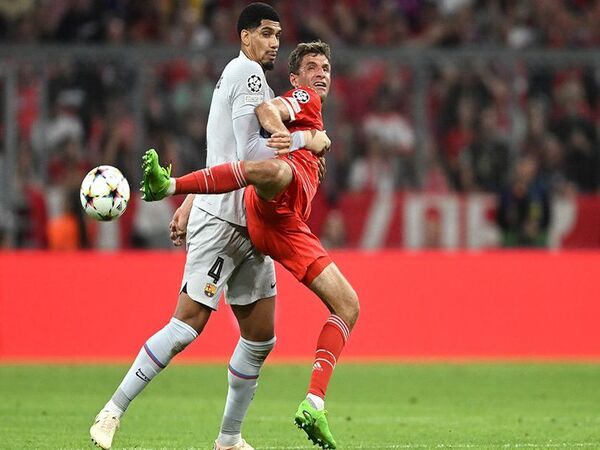 Dikagumi oleh Thomas Tuchel, Bayern Muenchen disebut berminat boyong Ronald Araujo dari Barcelona / via Getty Images