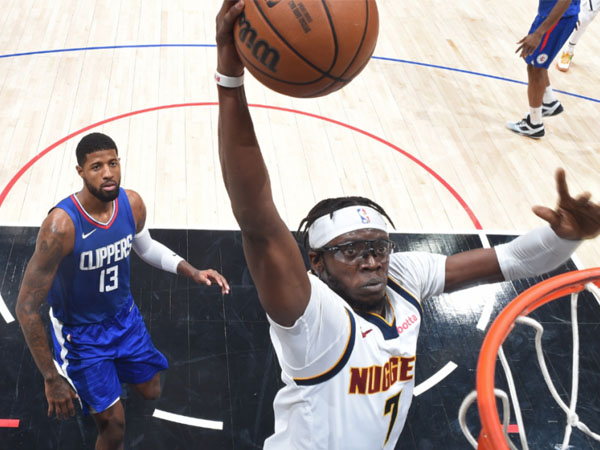 Reggie Jackson (kanan) mencetak 35 poin dan 13 assist saat Denver Nuggets menang 113-104 atas Los Angeles Clippers. (Foto: AFP)