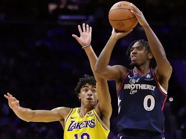Tyrese Maxey (kanan) mencetak 31 poin saat Philadelphia 76ers menggilas Los Angeles Lakers 138-94. (Foto: AP)