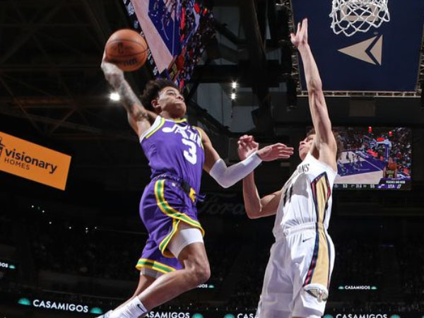 Keyonte George (kiri) mencetak 19 poin saat Utah Jazz meraih kemenangan 114-112 atas New Orleans Pelicans. (Foto: AFP)