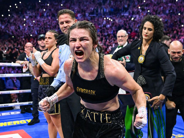 Katie Taylor berteriak gembira setelah dinyatakan sebagai pemenang dalam duel kedua melawan Chantelle Cameron, Sabtu lalu, di Irlandia. (Foto: Ring TV)
