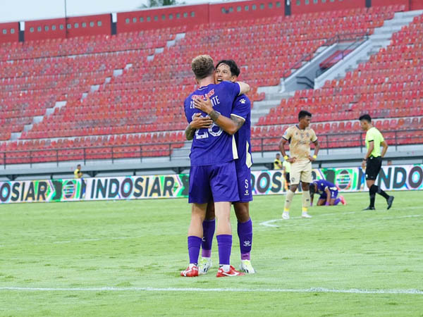 Dua pemain debutan Persik Kediri, Ze Valente dan Irfan Bachdim merayakan kemenangan atas Arema FC