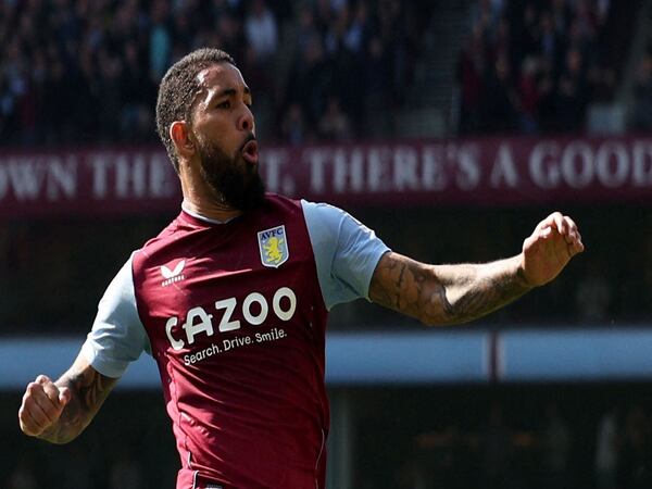 Unai Emery menegaskan Douglas Luiz bahagia di Aston Villa sekaligus meredam spekulasi transfer sang gelandang / via Getty Images