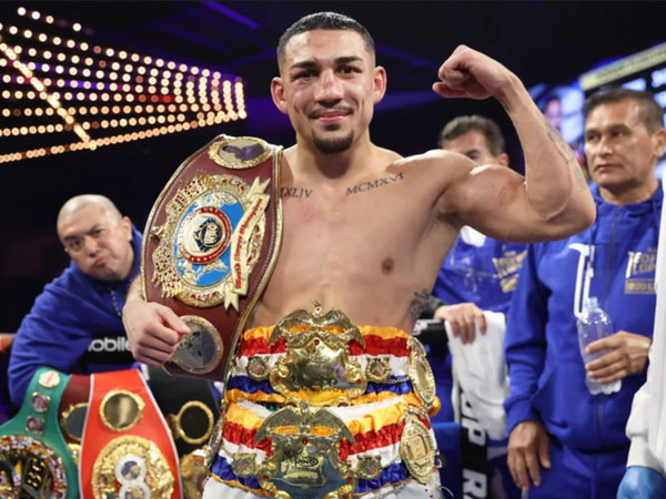 Teofimo Lopez merebut sabuk WBO dari Josh Taylor melalui kemenangan angka mutlak pada Juni lalu. (Foto: Top Rank)