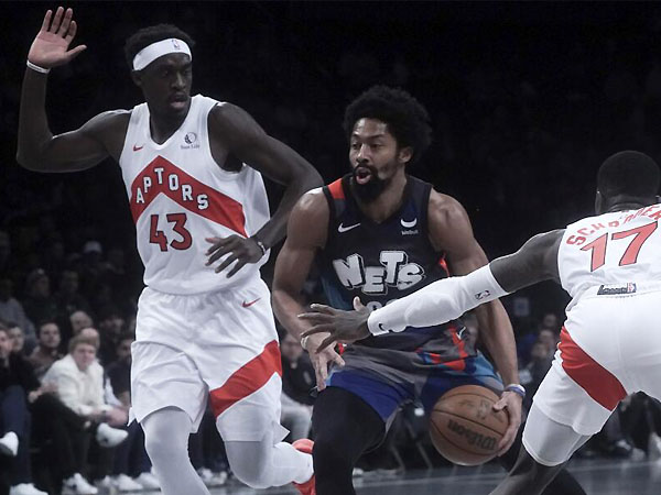 Spencer Dinwiddie (tengah) mencetak 23 poin saat Brooklyn Nets meraih kemenangan 115-103 atas Toronto Raptors. (Foto: AP)
