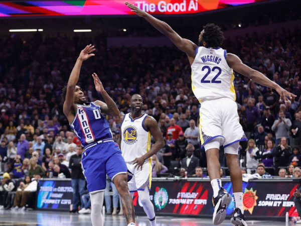 Malik Monk (kiri) melakukan tembakan fadeaway dengan 7 detik tersisa saat Sacramento Kings mengalahkan Golden State Warriors 124-123. (Foto: AP)