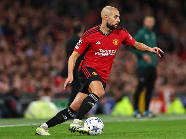 Sofyan Amrabat Flop, Manchester United Cari Gelandang Bertahan Baru