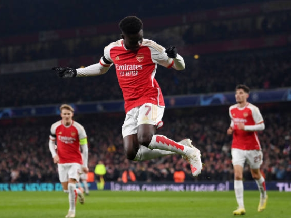 Bintang Arsenal, Bukayo Saka, merayakan golnya ke gawang Lens