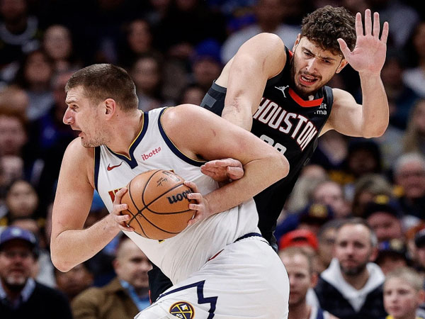 Nikola Jokic (kiri) membukukan triple-double ketujuhnya musim ini saat Denver Nuggets melibas Houston Rockets 134-124. (Foto: AP)