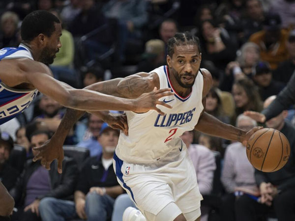 Kawhi Leonard (kanan) mengemas 34 poin dan tujuh assist saat Los Angeles Clippers mengalahkan Sacramento Kings 131-117. (Foto: AP)