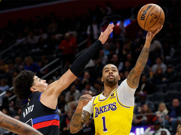 D'Angelo Russell (kanan) mencetak 35 poin saat Los Angeles Lakers mengalahkan Detroit Pistons 133-107. (Foto: AP)