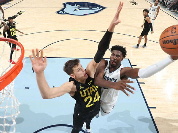 Jaren Jackson Jr (kanan) mencetak 20 poin dan enam blok saat Memphis Grizzlies mengalahkan Utah Jazz 105-91. (Foto: AFP)