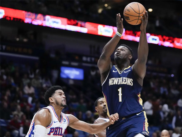Zion Williamson (kanan) mencetak 33 poin saat New Orleans Pelicans mengalahkan Philadelphia 76ers 124-114. (Foto: AP)