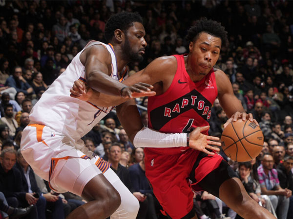 Scottie Barnes (kanan) mencetak 23 poin saat Toronto Raptors mengalahkan Phoenix Suns 112-105. (Foto: AP)