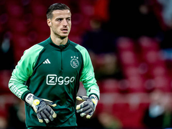 Liverpool Jadi Salah Satu Klub yang Pantau Kiper Muda Ajax, Charlie Setford