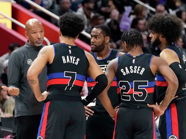 Monty Williams akan bantu anak asuhnya bangkit dari keterpurukan.