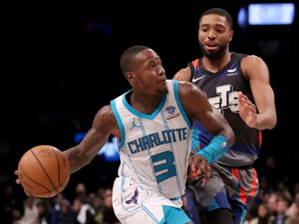 Terry Rozier (kiri) mencetak 37 poin dan 13 assist saat Charlotte Hornets mengalahkan Brooklyn Nets 129-128. (Foto: AP)