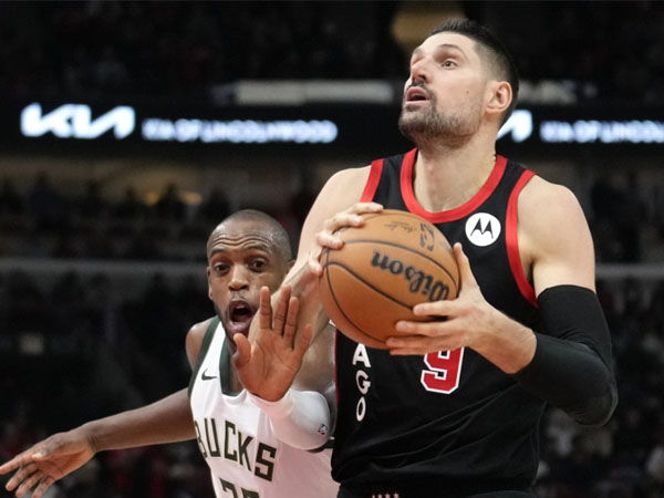 Nikola Vucevic (kanan) mencetak 29 poin saat Chicago Bulls meraih kemenangan atas Milwaukee Bucks 120-113 melalui babak overtime. (Foto: AP)