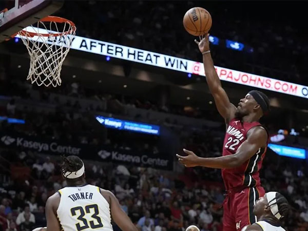 Jimmy Butler (kanan) mencetak 36 poin saat Miami Heat mengalahkan Indiana Pacers 142-132. (Foto: AP)