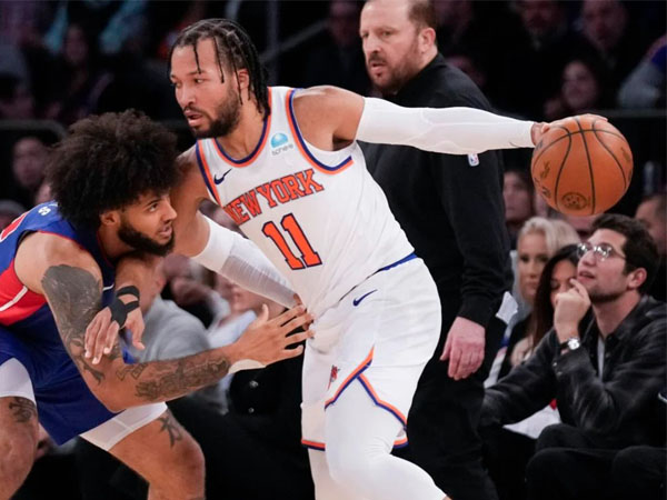 Jalen Brunson (kanan) mencetak 42 poin saat New York Knicks menang 118-112 atas Detroit Pistons. (Foto: AP)
