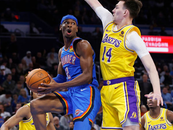 Shai Gilgeous-Alexander mencetak 33 poin (kiri) dan Oklahoma City Thunder mengalahkan Los Angeles Lakers 133-110 pada Kamis (30/11). (Foto: AP)