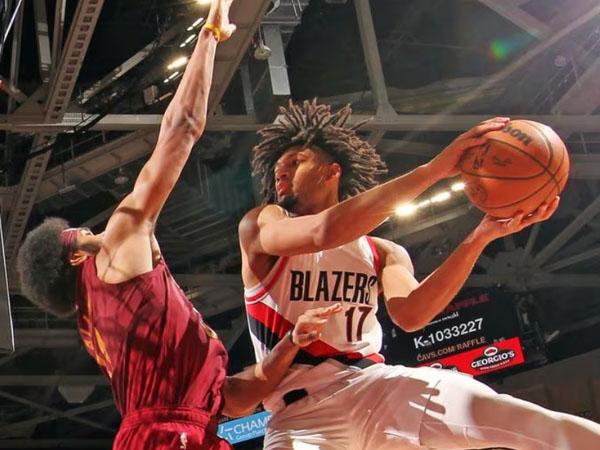 Shaedon Sharpe (kanan) mencetak 29 poin saat Cleveland Cavaliers menang 103-95 pada Kamis (30/11) malam dari Portland Trail Blazers. (Foto: AP)
