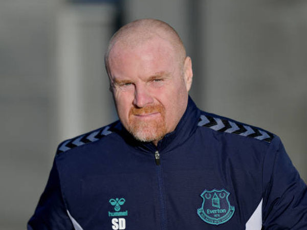 Sean Dyche Nilai Sin Bins Tidak Diperlukan di Sepak Bola