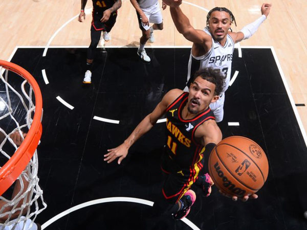 Trae Young (kanan) mencetak 45 poin saat Atlanta Hawks mengalahkan San Antonio Spurs 137-135. (Foto: AP)