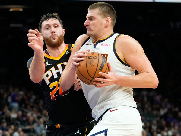 Nikola Jokic (kanan) mencetak 21 poin dan 16 assist saat Denver Nuggets mengalahkan Phoenix Suns 119-111. (Foto: AP)