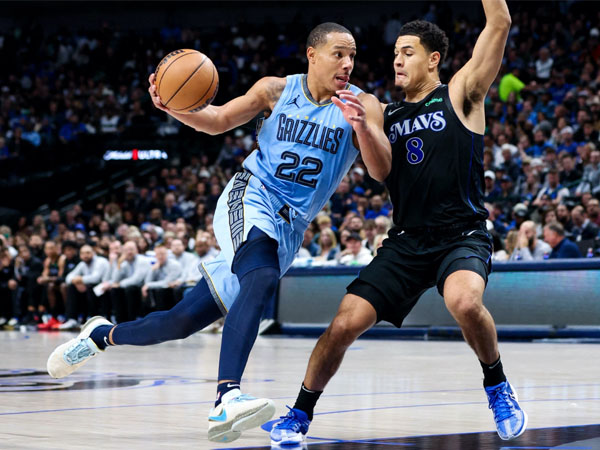 Desmond Bane (kiri) mencetak 30 poin saat Memphis Grizzlies mengalahkan Dallas Mavericks 108-94. (Foto: AP)