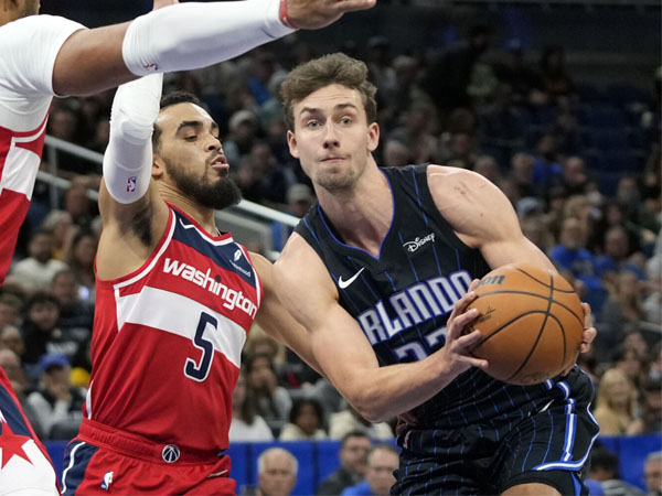 Franz Wagner (kanan) mencetak 31 poin saat Orlando Magic mengalahkan Washington Wizards 130-125. (Foto: AP)