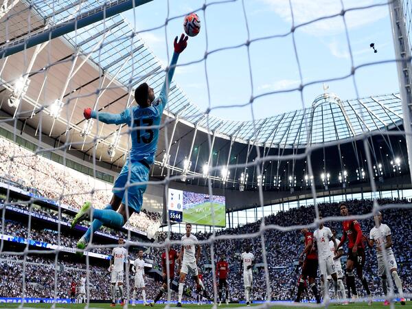 Guglielmo Vicario mengungkap rasa bahagianya terkait debutnya bersama Tottenham Hotspur yang sejauh ini berjalan lancar / via Getty Images