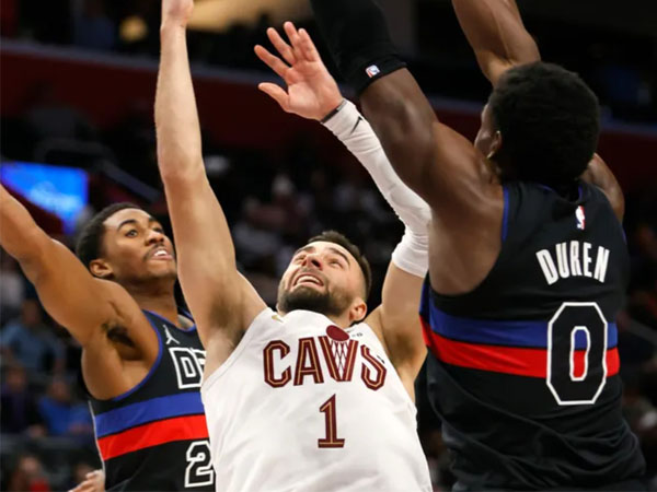 Max Strus (tengah) mencetak 22 poin saat Cleveland Cavaliers mengalahkan Detroit Pistons 110-101. (Foto: AP)