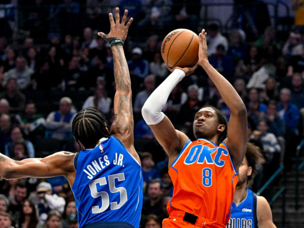 Jalen Williams (kanan) mencetak 23 poin saat Oklahoma City Thunder mengalahkan Dallas Mavericks 126-120. (Foto: AP)