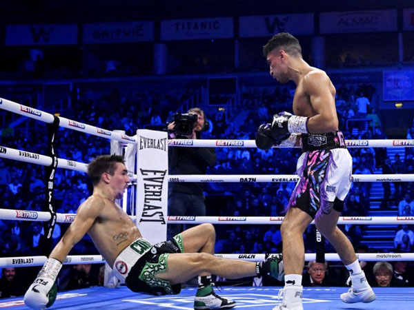 Jordan Gill (kanan) menjatuhkan Michael Conlan pada ronde kedua pertandingan kelas bulu super mereka. (Foto: Ring TV)