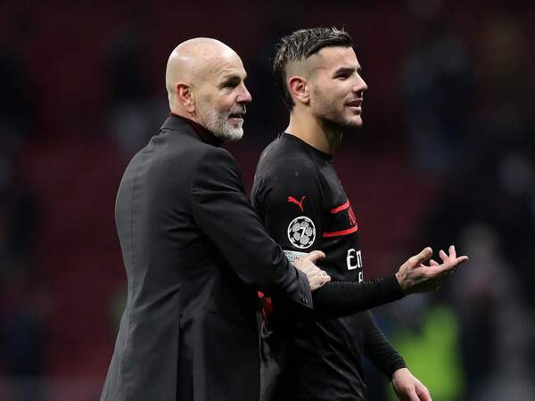 Stefano Pioli mengungkapkan bahwa Theo Hernandez minta dipasang sebagai bek tengah saat AC Milan menang 3-1 atas Frosinone dini hari tadi (3/12) / via Getty Images