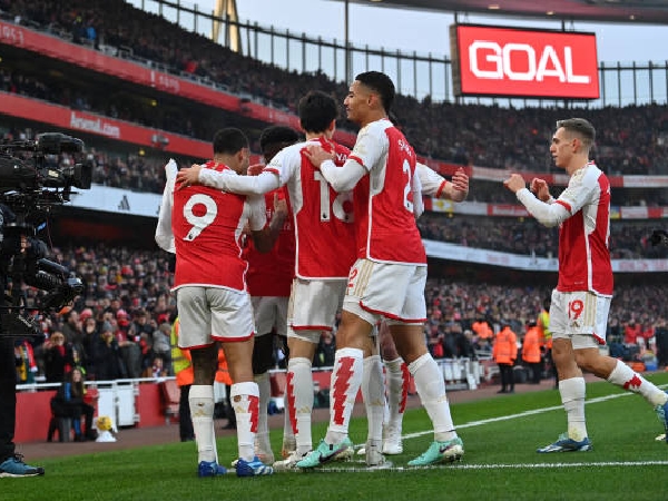 Gary Neville mendukung Arsenal mengangkat trofi Premier League