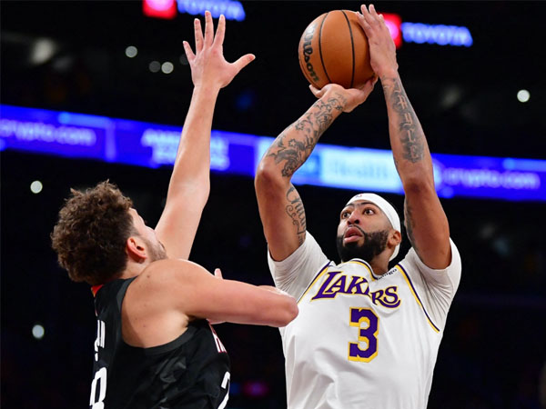 Anthony Davis (kanan) mencetak 27 poin dan 14 rebound saat Los Angeles Lakers mengalahkan Houston Rockets 107-97. (Foto: AP)