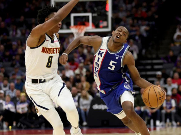 De'Aaron Fox (kanan) mencetak 26 poin dan 16 assist saat Sacramento Kings mengalahkan Denver Nuggets 123-117. (Foto: AP)