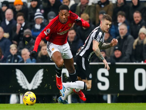 Anthony Martial dikritik dengan pedas oleh Roy Keane setelah tampil malas-malasan saat MU keok 0-1 dari Newcastle United Minggu dini hari (3/12) / via Getty Images