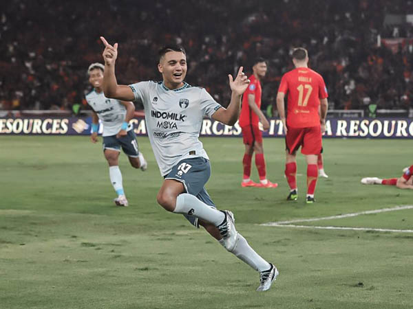 Gelandang Persita Tangerang, Ezequiel Vidal merayakan gol ke gawang Persija Jakarta