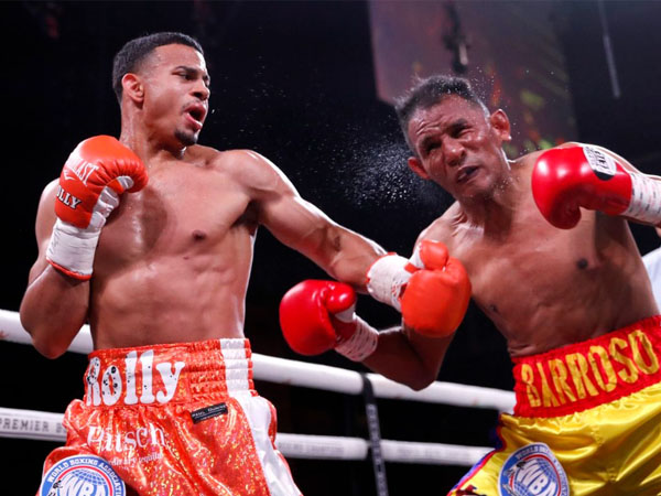 Ryan Garcia mengejek Rolando Romero (kiri) yang kepayahan melawan petinju gaek Ismael Barroso pada Mei lalu. (Foto: Bad Left Hook)