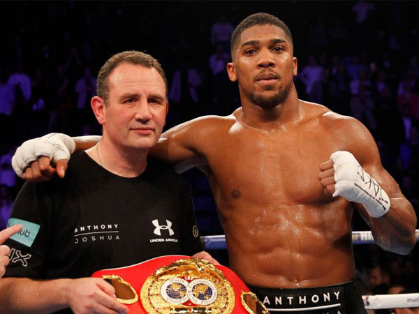 Rob McCracken (kiri) disebut merupakan pelatih yang tepat bagi Anthony Joshua untuk bisa mengalahkan Deontay Wilder. (Foto: SkySports)