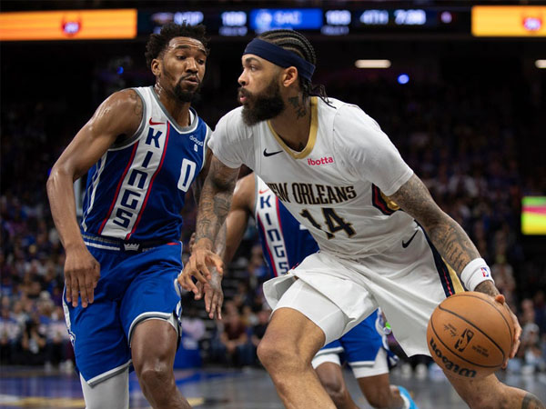 Brandon Ingram (kanan) mencetak 30 poin saat New Orleans Pelicans mengalahkan Sacramento Kings di perempat final turnamen "in-season" NBA. (Foto: Reuters)