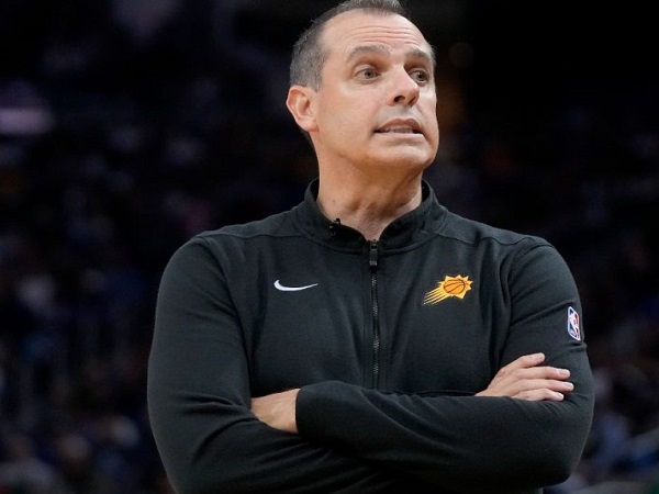 Frank Vogel keluhkan keputusan kontroversial wasit saat kalah dari Lakers.