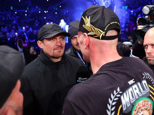 Oleksandr Usyk (kiri) dan Tyson Fury bertatap muka usai pertarungan Fury melawan Francis Ngannou. (Foto: Riyadh Season).
