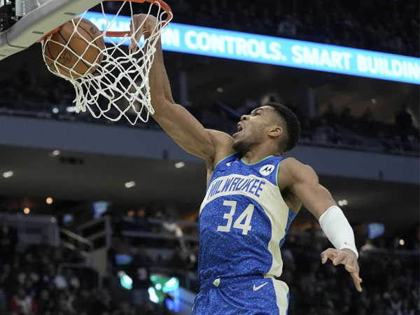 Giannis Antetokounmpo mencetak 35 poin dan 10 assist saat Milwaukee Bucks mengalahkan New York Knicks 146-122 di perempat final turnamen "in-season" NBA. (Foto: AP)