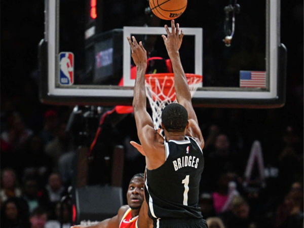 Mikal Bridges mencetak 32 poin, termasuk tembakan step-back penentu kemenangan dengan 4,5 detik tersisa, saat Brooklyn Nets menang 114-113 atas Atlanta Hawks. (Foto: AP)
