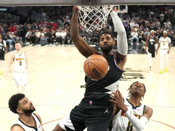 Paul George (tengah) mencetak 25 poin saat Los Angeles Clippers mengalahkan Denver Nuggets 111-102. (Foto: AP)